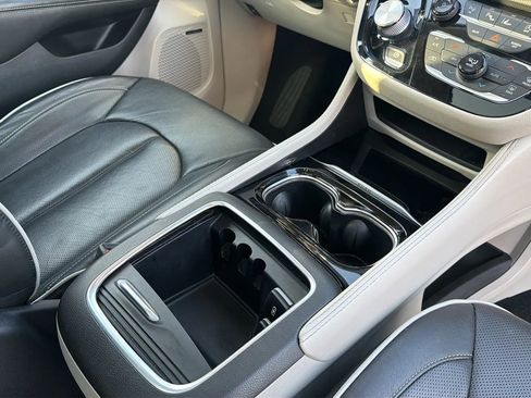 Used 2022 Chrysler Pacifica Limited image 74