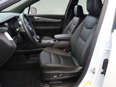 Certified 2024 Cadillac XT6 Luxury FWD image 11