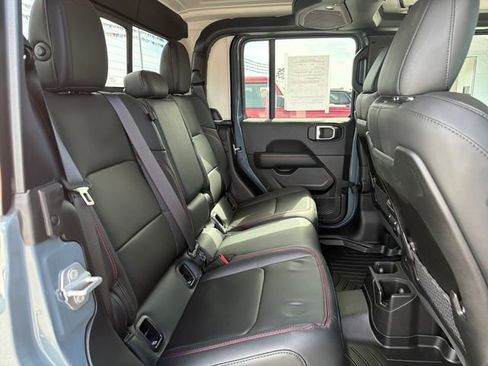Used 2024 Jeep Gladiator Rubicon w/ Technology Group AWD/4WD image 56
