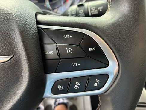 Used 2023 Chrysler Pacifica Touring-L FWD image 25