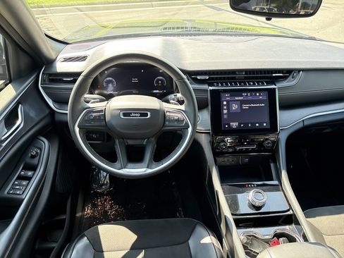 Used 2023 Jeep Grand Cherokee Altitude RWD image 19