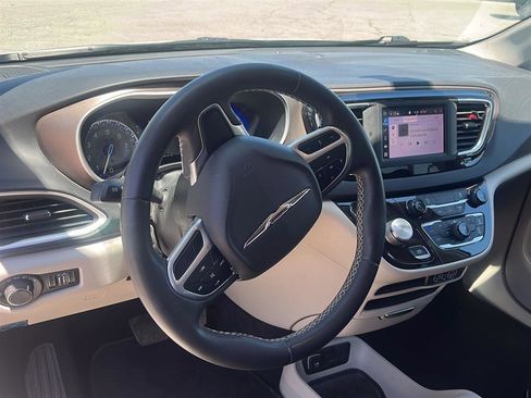 Used 2022 Chrysler Voyager LX FWD image 9