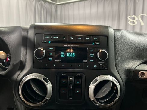 Used 2018 Jeep Wrangler Unlimited Sahara w/ Connectivity Group image 17