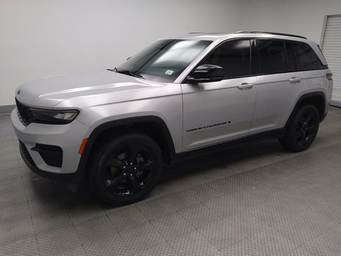 Used 2023 Jeep Grand Cherokee Altitude AWD/4WD image 2