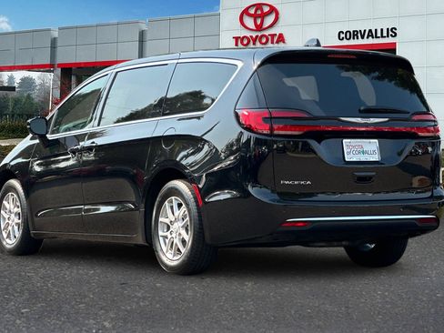 Used 2025 Chrysler Pacifica Select FWD image 6