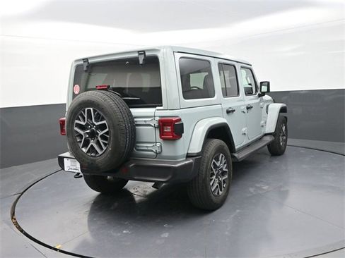 Used 2024 Jeep Wrangler Sahara image 7