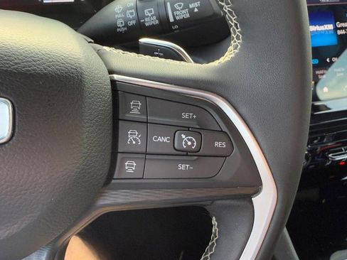 Used 2023 Jeep Grand Cherokee L Laredo image 18