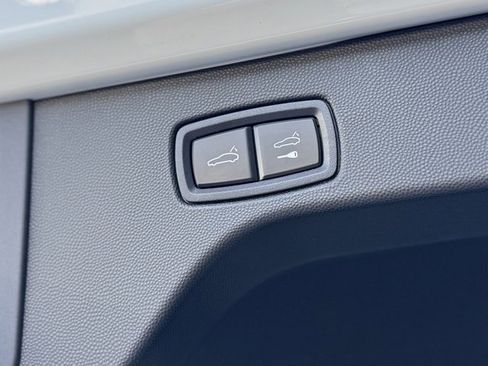 Certified 2025 Porsche Macan Electric image 36