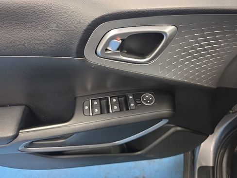 Used 2023 Kia Soul LX w/ Option Group 015 FWD image 18
