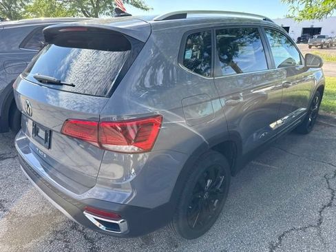 Used 2023 Volkswagen Taos SE w/ Panoramic Sunroof Package FWD image 5