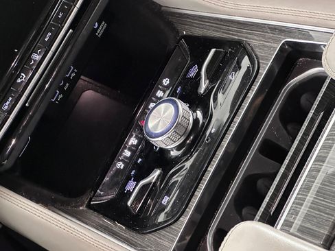 Used 2022 Jeep Wagoneer Series III w/ Premium Group I image 20