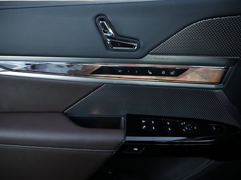 Used 2025 BMW i7 eDrive50 w/ Premium Package image 15