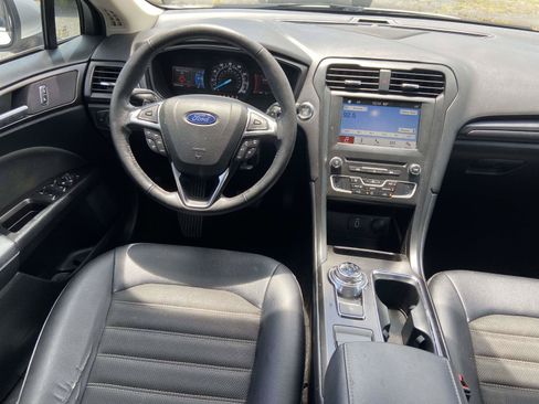 Used 2018 Ford Fusion SE w/ Equipment Group 201A FWD image 13