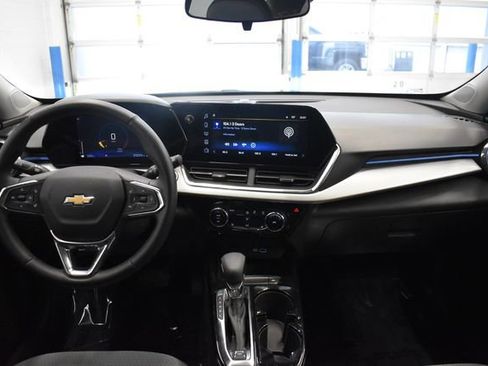 Used 2025 Chevrolet Trax LT w/ LT Convenience Package FWD image 5