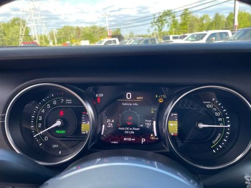 Used 2023 Jeep Wrangler Unlimited Sahara w/ Cold Weather Group AWD/4WD image 18