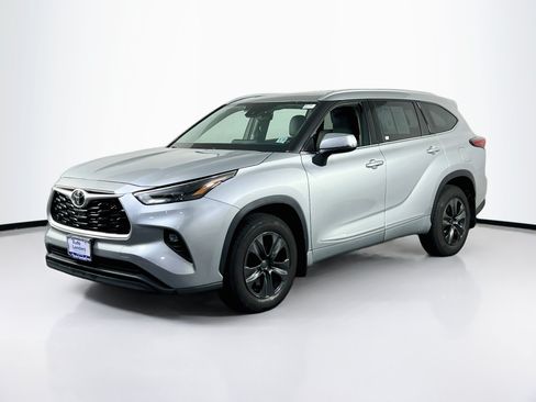 Used 2022 Toyota Highlander XLE AWD/4WD image 1