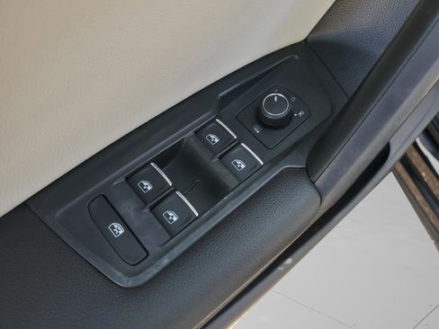 Used 2021 Volkswagen Tiguan SE image 30