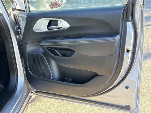 Used 2020 Chrysler Pacifica Touring-L w/ Advanced Safetytec Group image 8