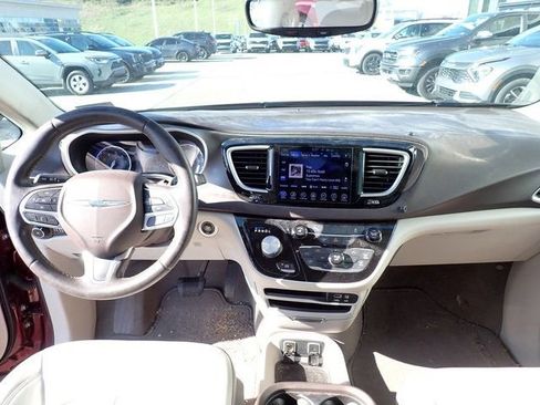 Used 2017 Chrysler Pacifica Touring-L w/ Tire & Wheel Group image 10