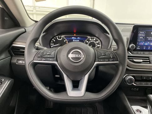 Used 2025 Nissan Altima 2.5 SV image 19