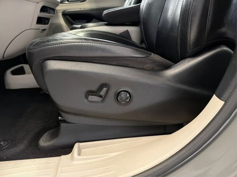 Used 2022 Chrysler Pacifica Touring-L FWD image 23