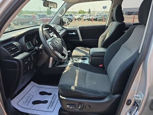 Used 2017 Toyota 4Runner SR5 AWD/4WD image 10