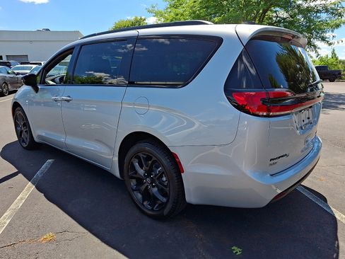 Used 2026 Chrysler Pacifica Limited w/ S Appearance Package AWD/4WD image 4