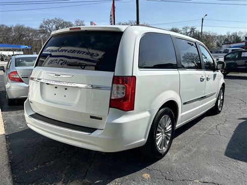 Used 2016 Chrysler Town & Country Touring w/ Driver Convenience Group FWD image 3