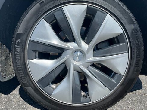 Used 2024 Tesla Model Y Long Range RWD image 35