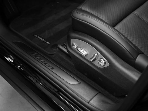 Certified 2026 Porsche Macan AWD/4WD image 32