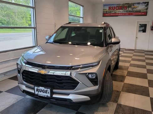 Used 2025 Chevrolet TrailBlazer LT AWD/4WD image 2
