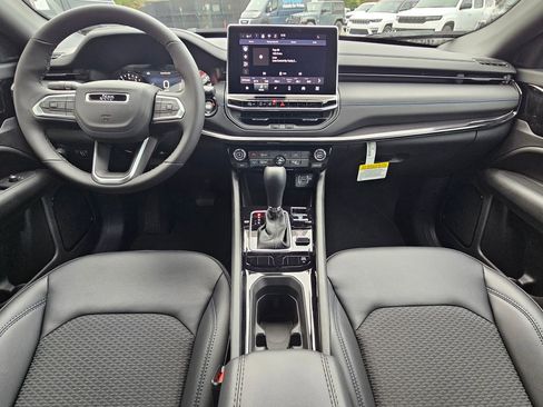 New 2026 Jeep Compass Latitude image 9