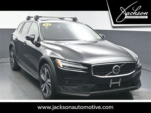 Used 2023 Volvo V60 B5 Cross Country Plus w/ Climate Package AWD/4WD image 1