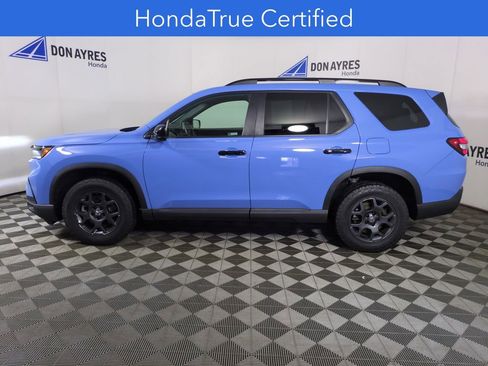 Used 2025 Honda Pilot TrailSport image 2