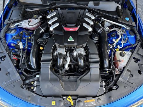 Used 2018 Alfa Romeo Giulia Quadrifoglio w/ Driver Assist Dynamic Package image 25