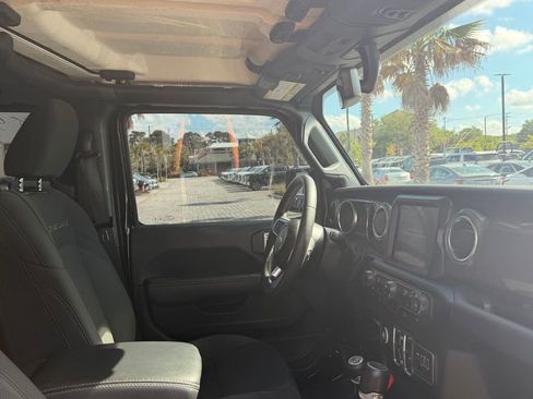 Used 2023 Jeep Gladiator Overland AWD/4WD image 14