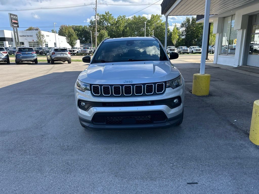 Used 2024 Jeep Compass Latitude AWD/4WD image 1