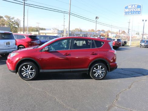 Used 2018 Toyota RAV4 LE image 7