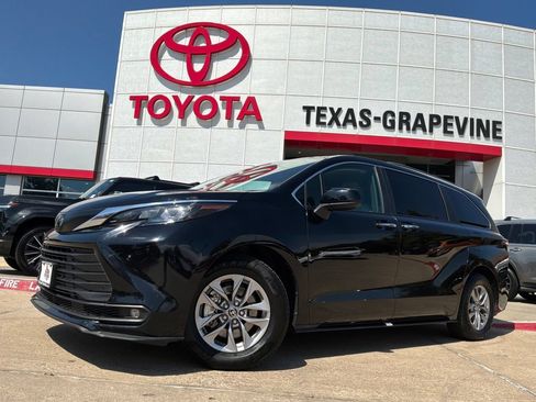 Used 2026 Toyota Sienna XLE FWD image 2