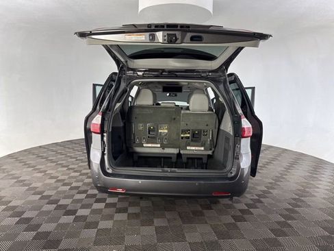 Used 2017 Toyota Sienna XLE Premium image 17