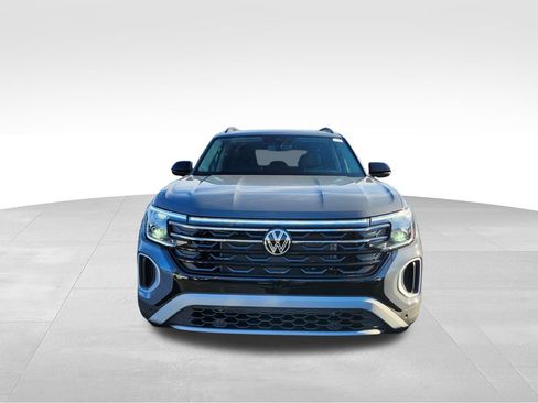 New 2026 Volkswagen Atlas Peak Edition image 2