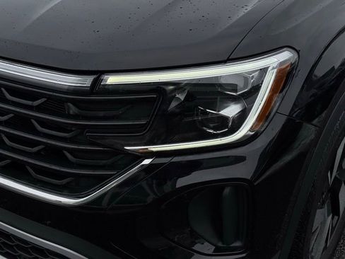 Used 2025 Volkswagen Atlas Cross Sport SE image 2