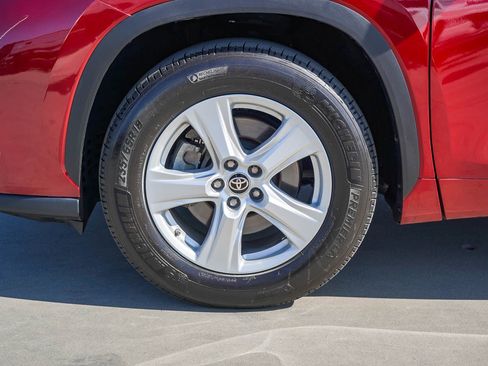 Used 2021 Toyota Highlander LE image 5