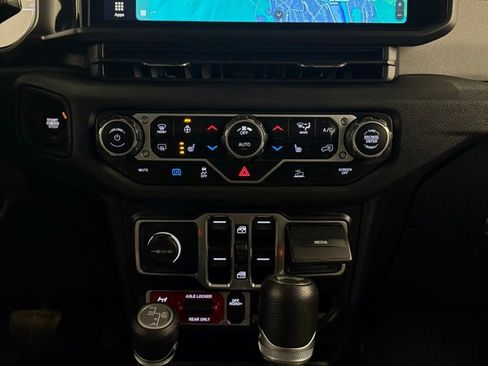 Used 2024 Jeep Wrangler Unlimited image 26