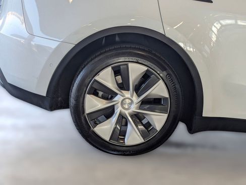 Used 2021 Tesla Model Y Long Range image 12