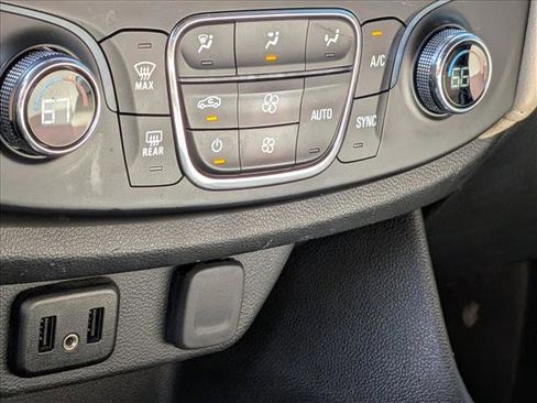 Used 2023 Chevrolet Traverse LS FWD image 8