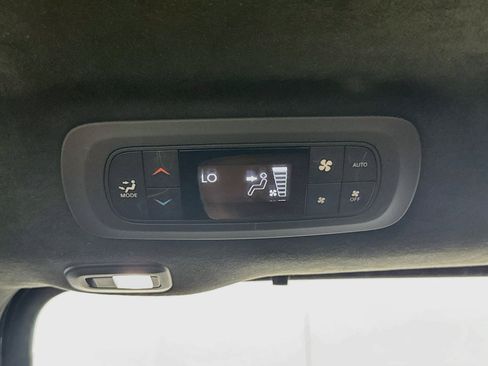 Used 2023 Chrysler Pacifica Pinnacle FWD image 28