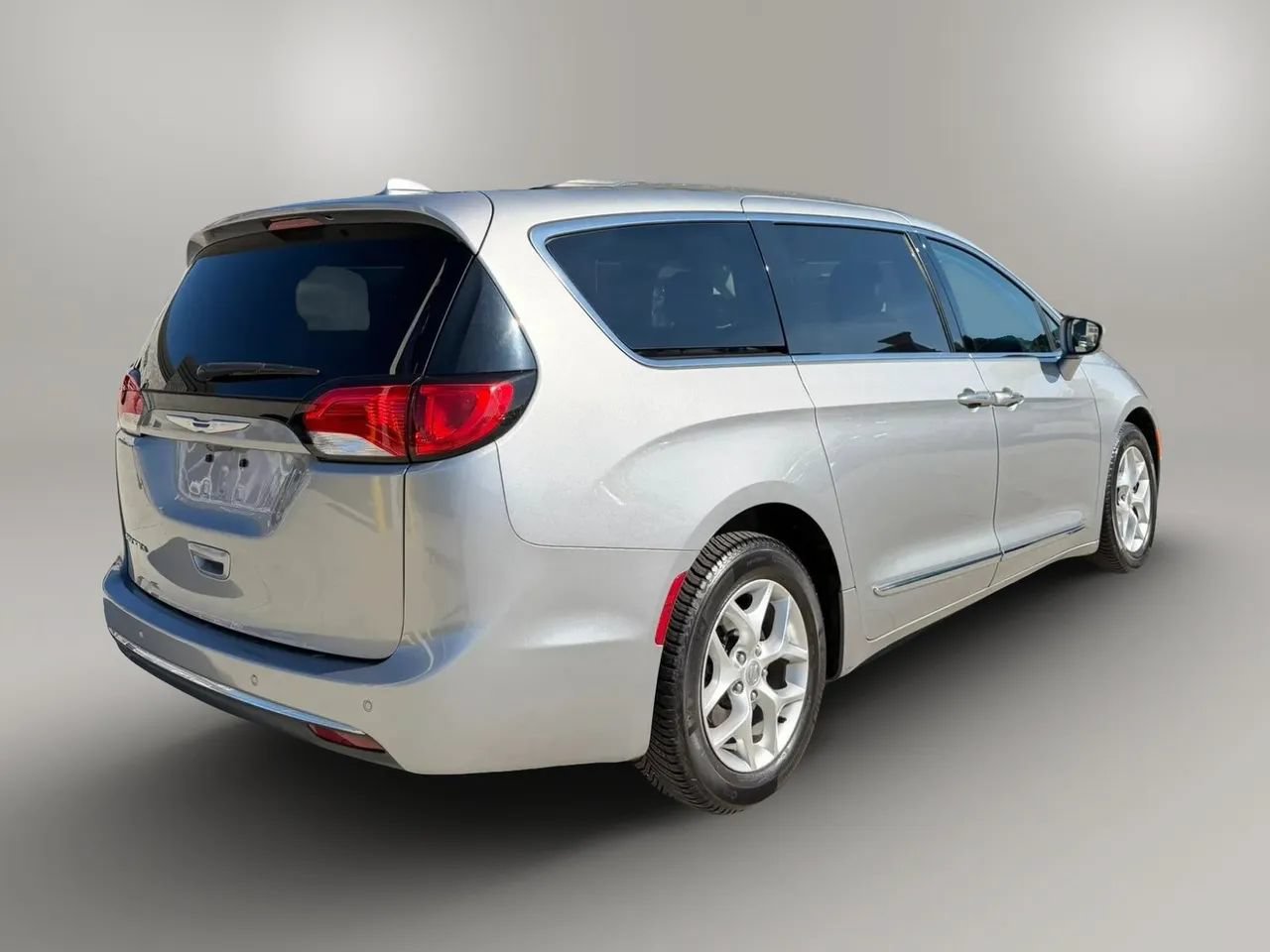 Used 2017 Chrysler Pacifica Touring-L w/ Tire & Wheel Group FWD image 5