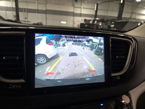 Used 2023 Chrysler Pacifica Touring-L FWD image 15