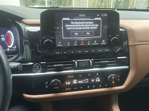 Used 2024 Nissan Pathfinder Platinum w/ Black Appearance Package FWD image 2